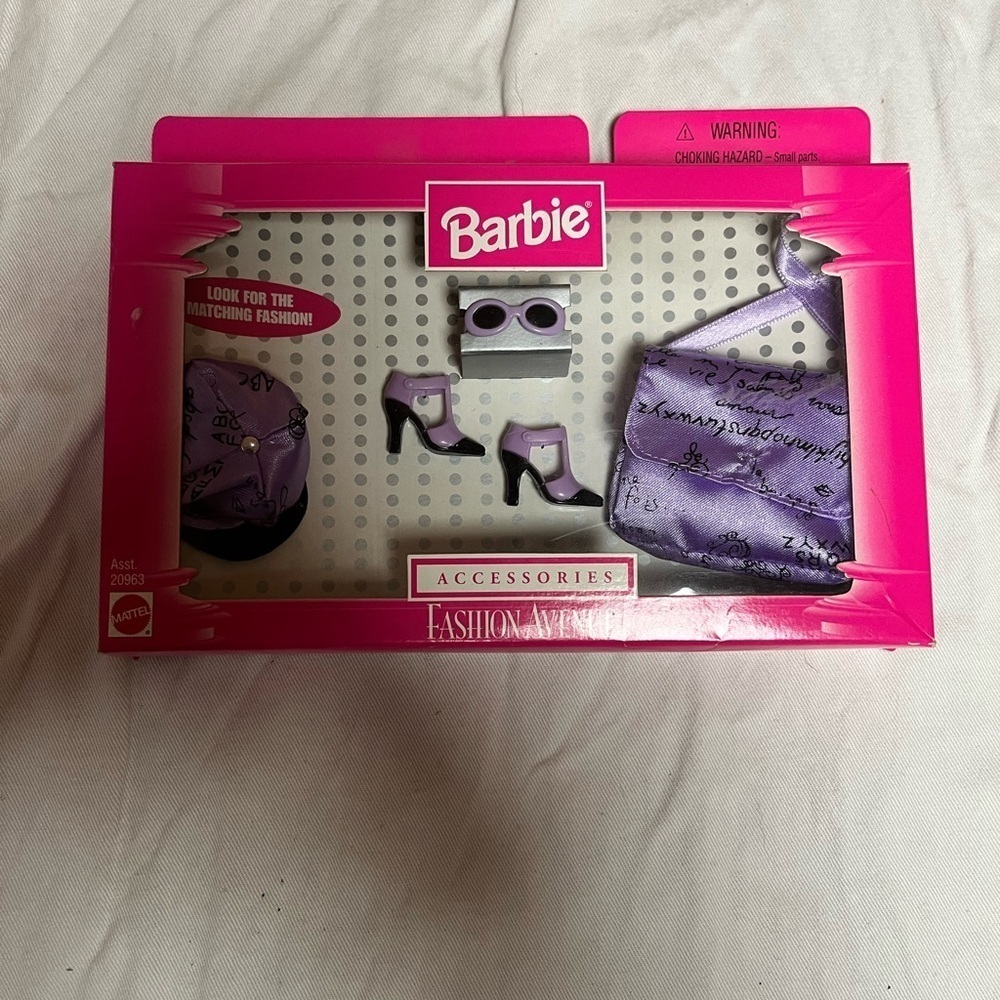 NEW BARBIE FASHION AVENUE ACCESSORIES SET PURPLE HAT BAG MATTEL 1998 NIB 20963 >